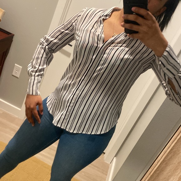 White and black top size small - Picture 2 of 4